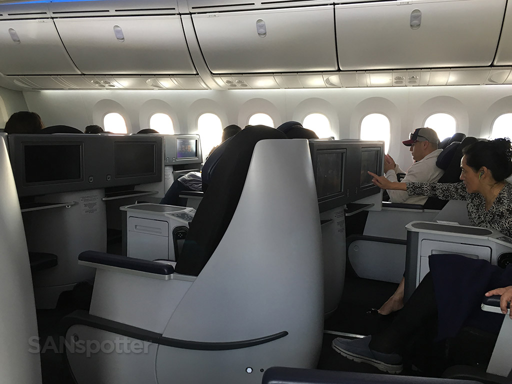 aeromexico business class cabin privacy