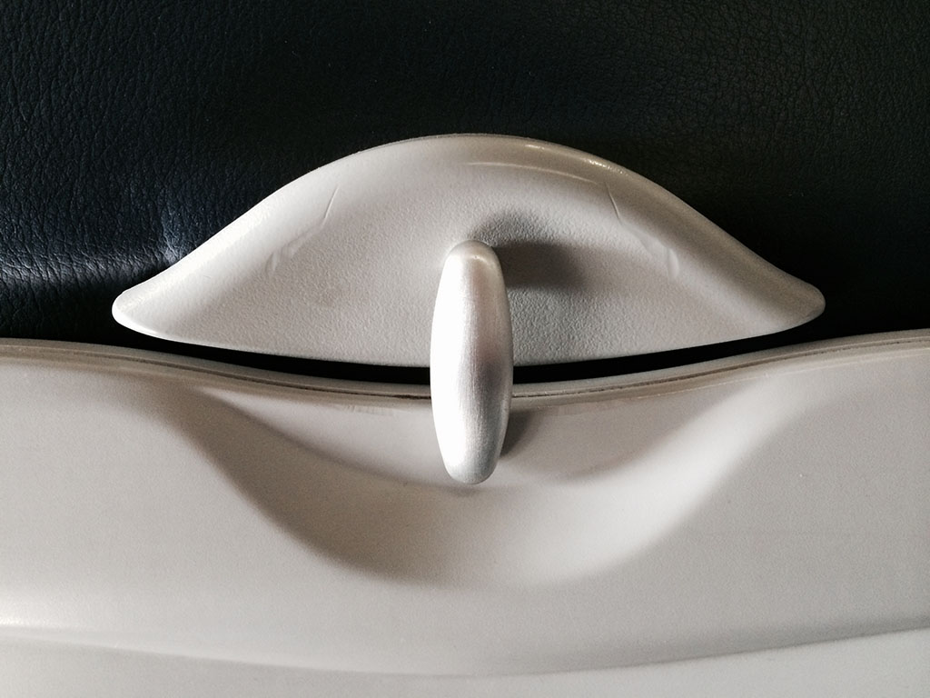 seat back tray table lock mechanism on the 737-700