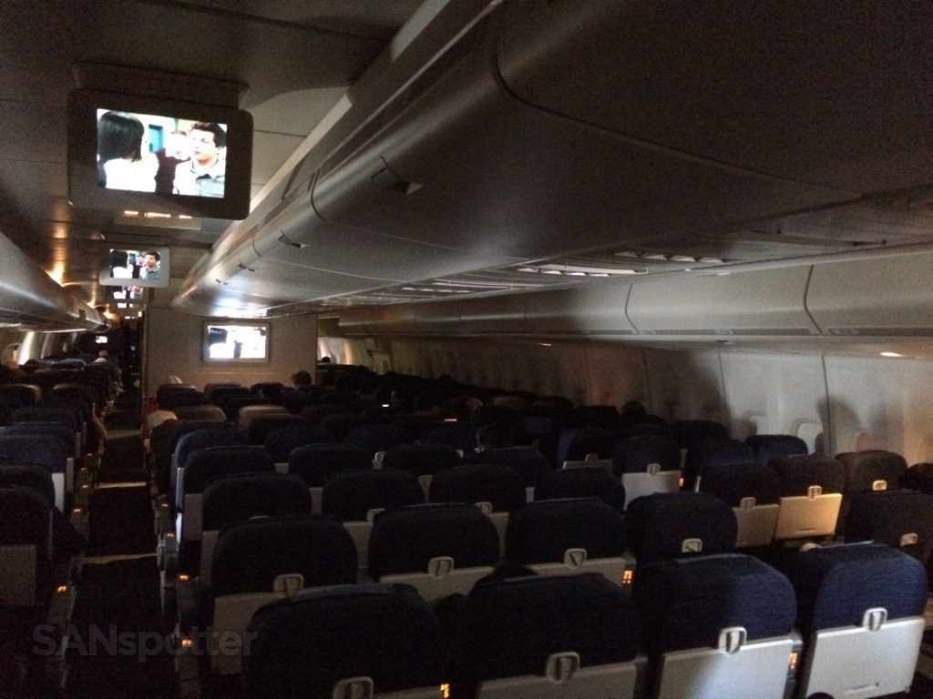 economy cabin united 747-400