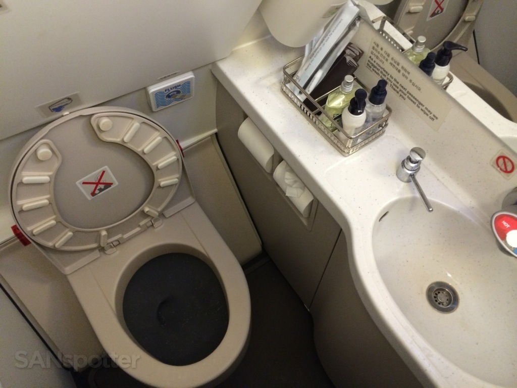 Asiana A321 business class toilet