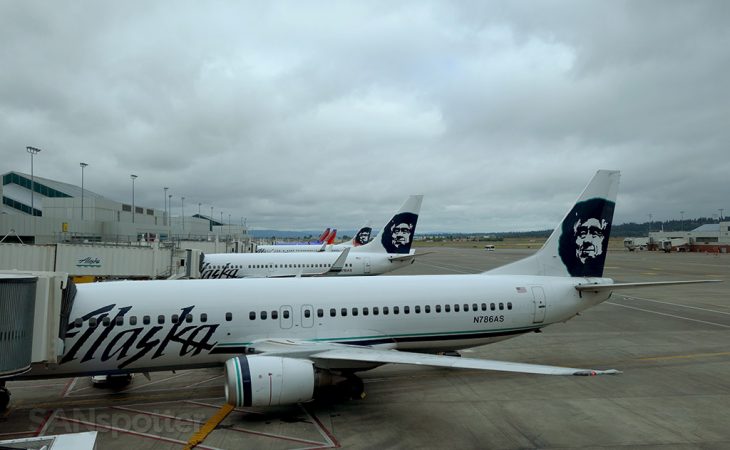 alaska airlines 737 in portland