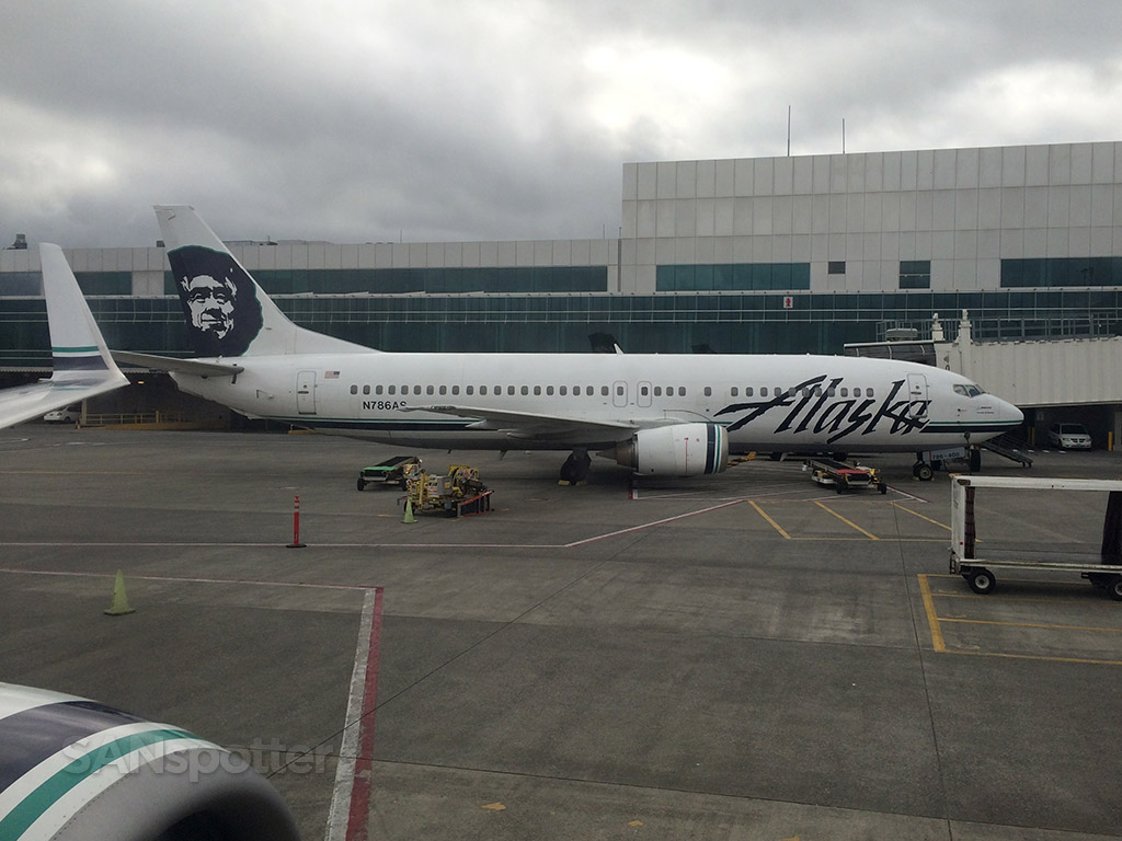 alaska airlines 737 at PDX