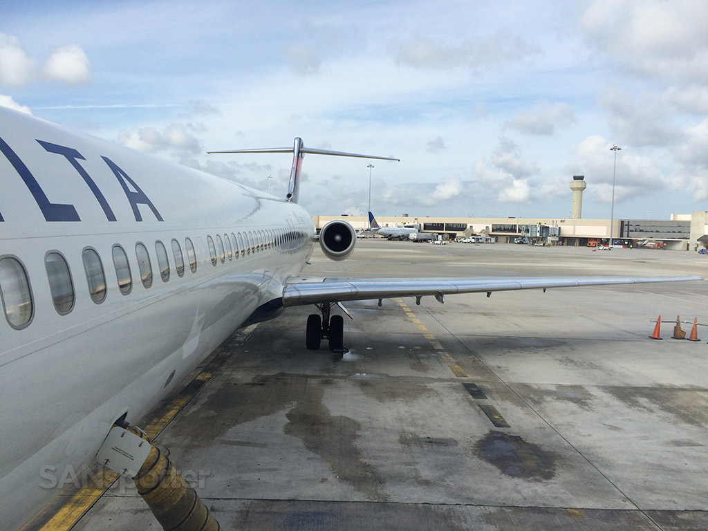 delta MD-88 at PBI