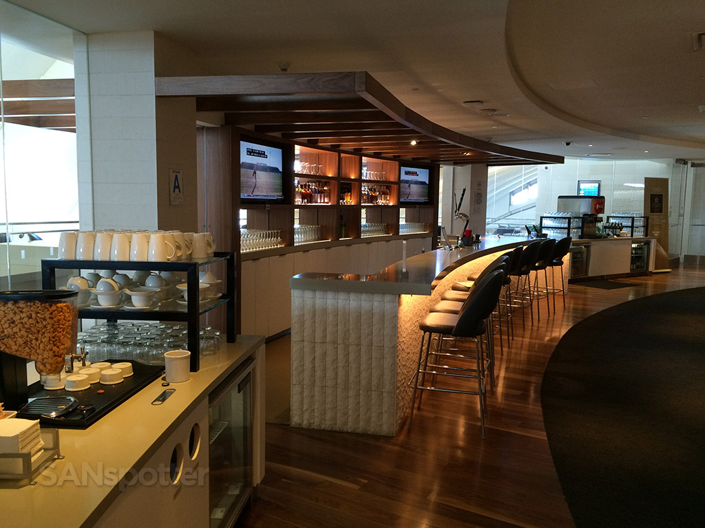 full bar lax star alliance business class lounge