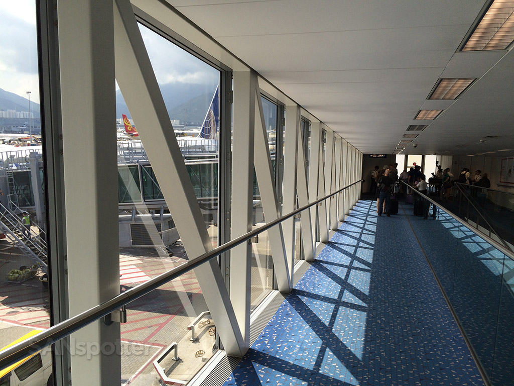 hong kong airport jet bridge