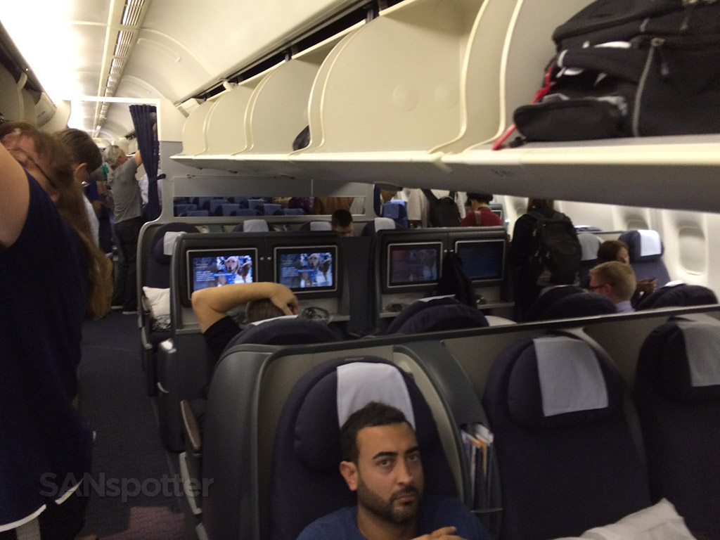 united airlines 777-200 business class cabin