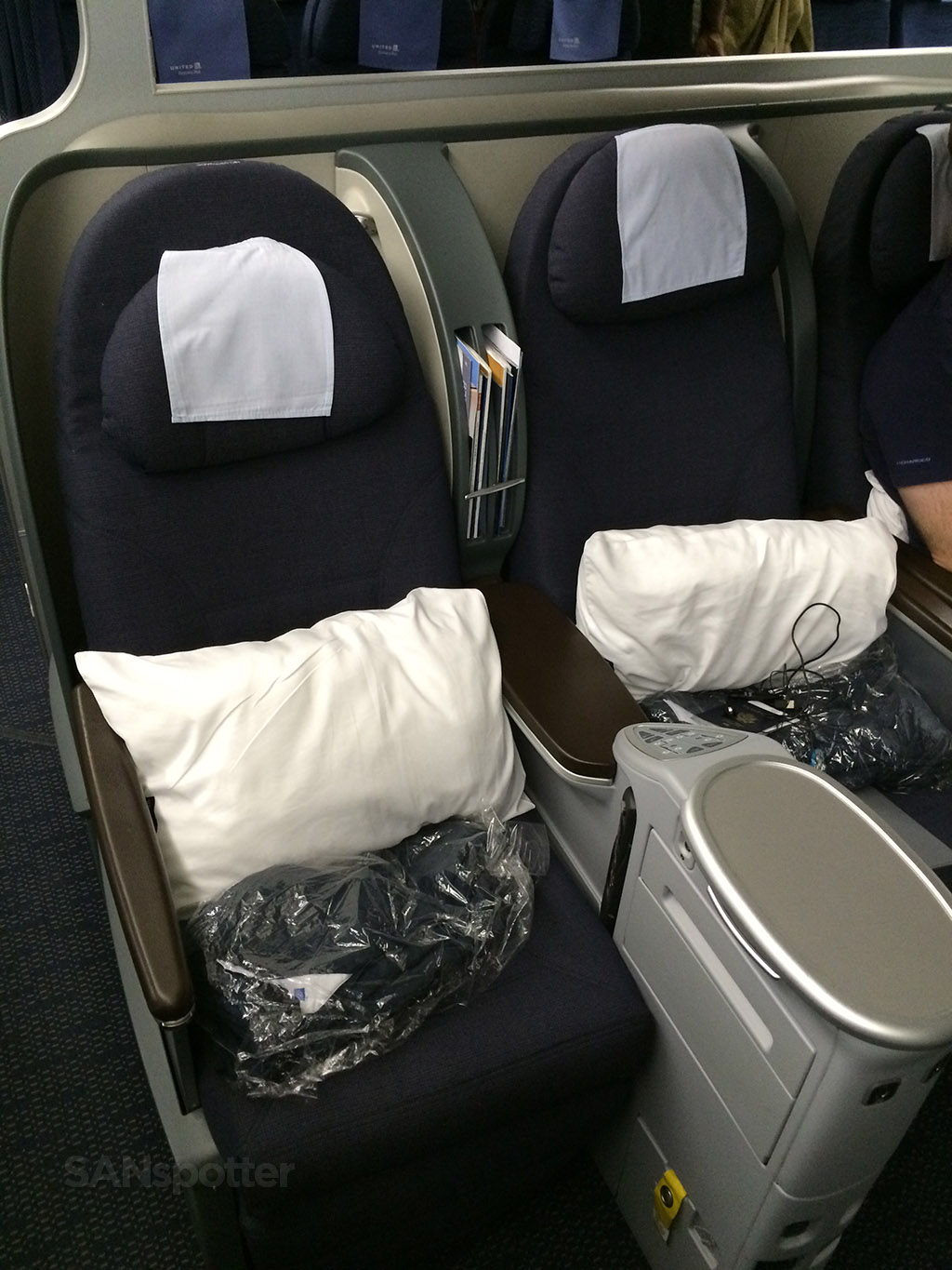 united airlines 777-200 BusinessFirst seat