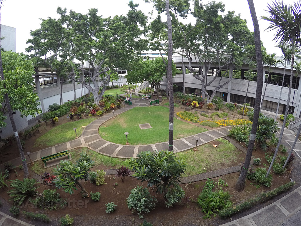 outdoor seating area honolulu airport