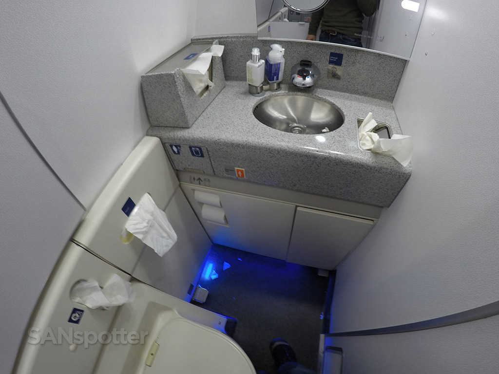 delta one business class lavatory