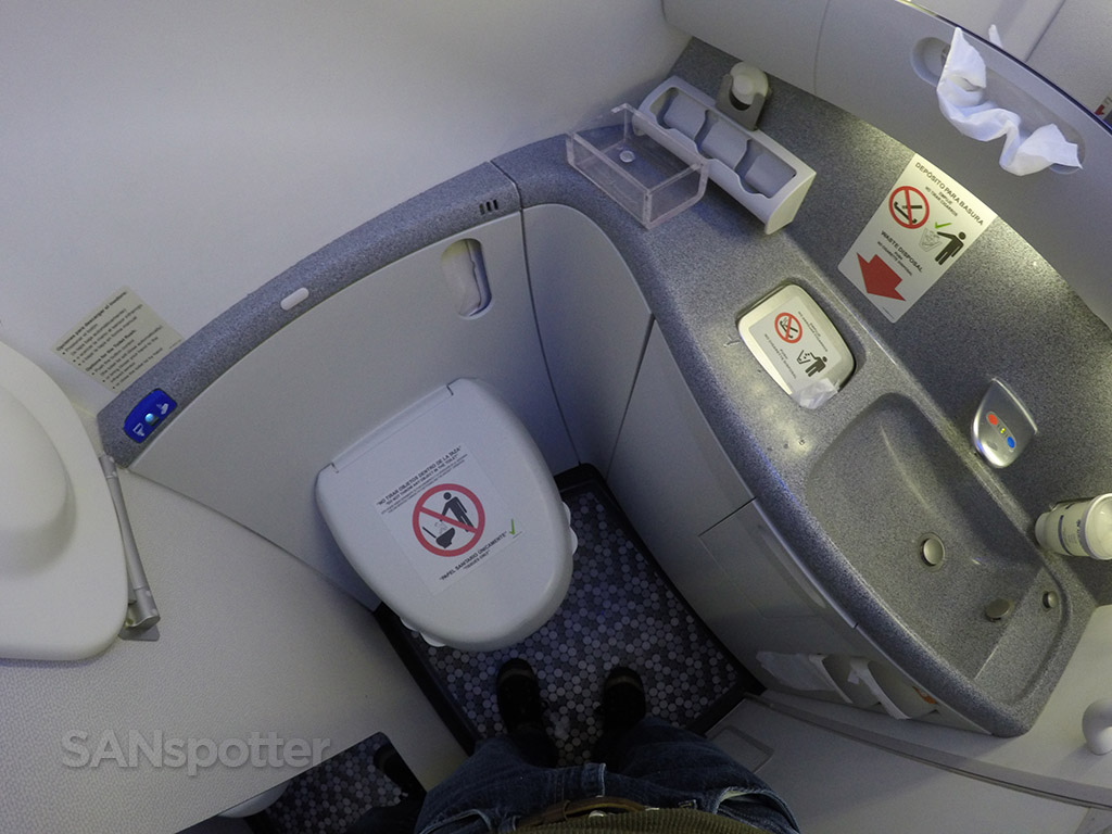 aeromexico 787 business class lavatory