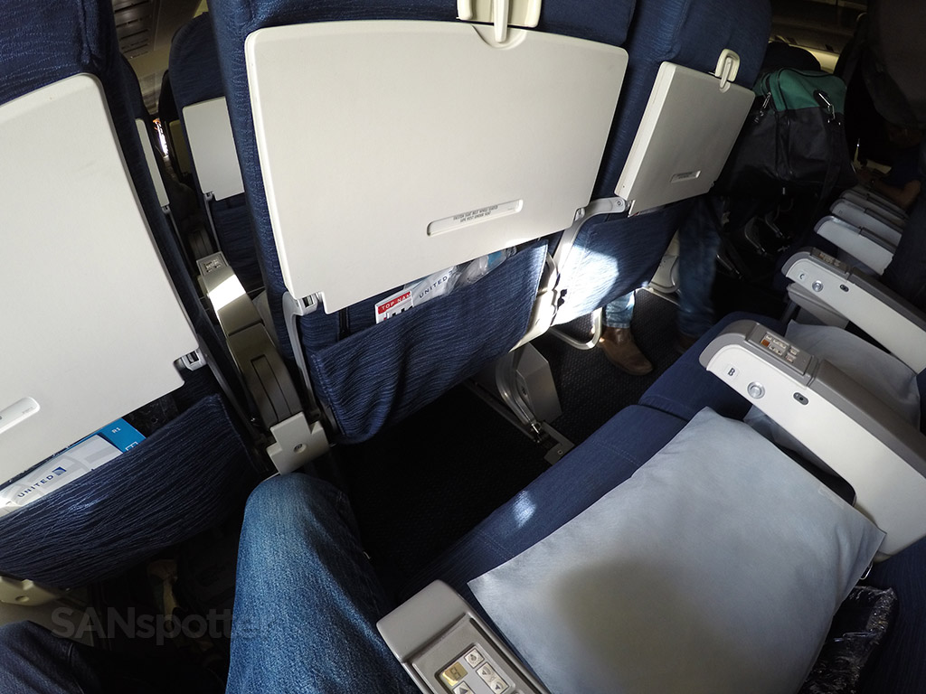 united airlines 747-400 economy class seat pitch