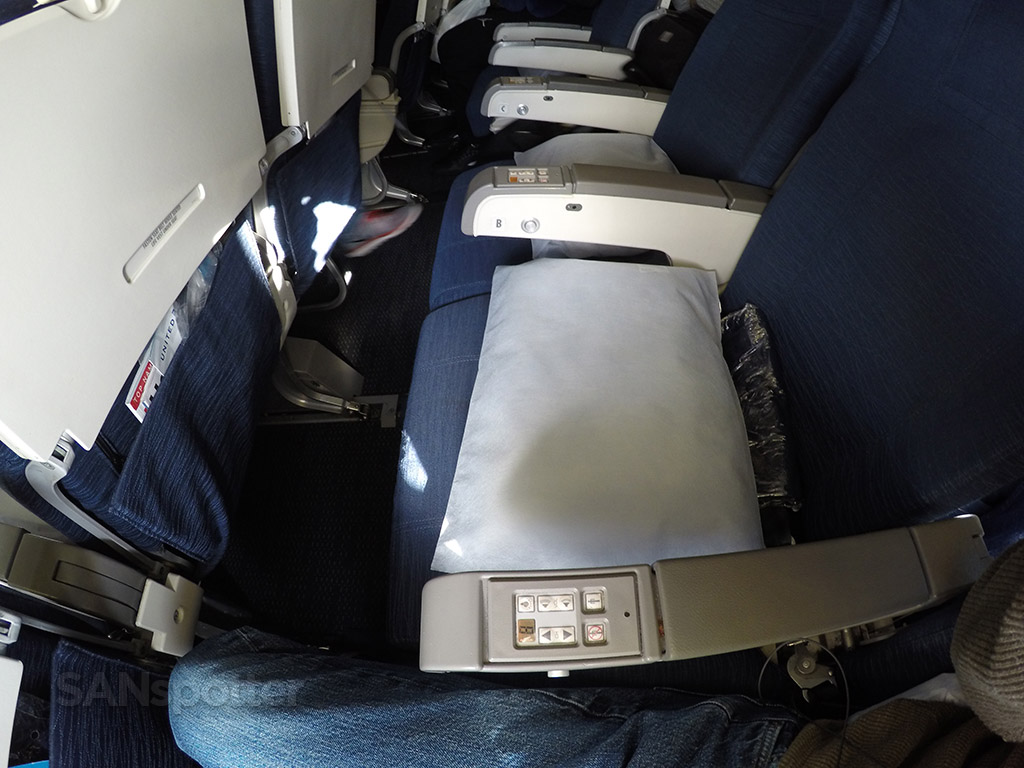 united airlines 747-400 pillows and blankets