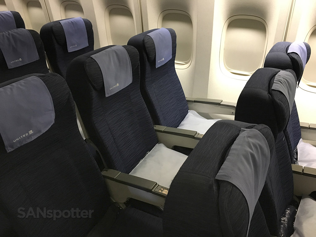 united airlines 747-400 economy seats