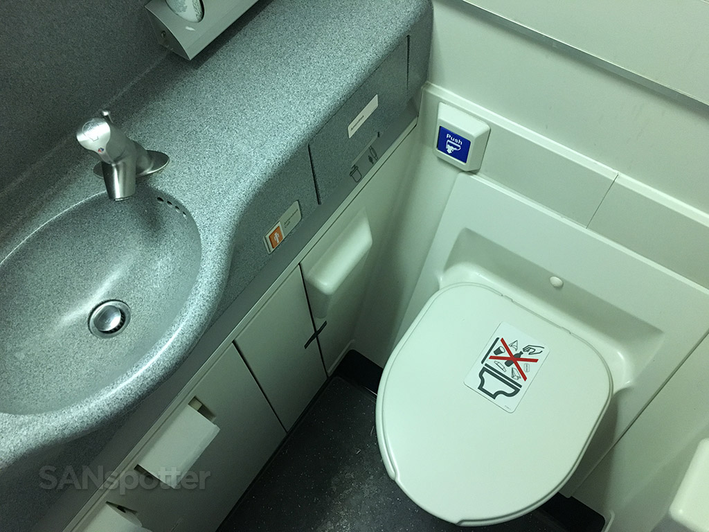 united airlines 747-400 global first lavatory