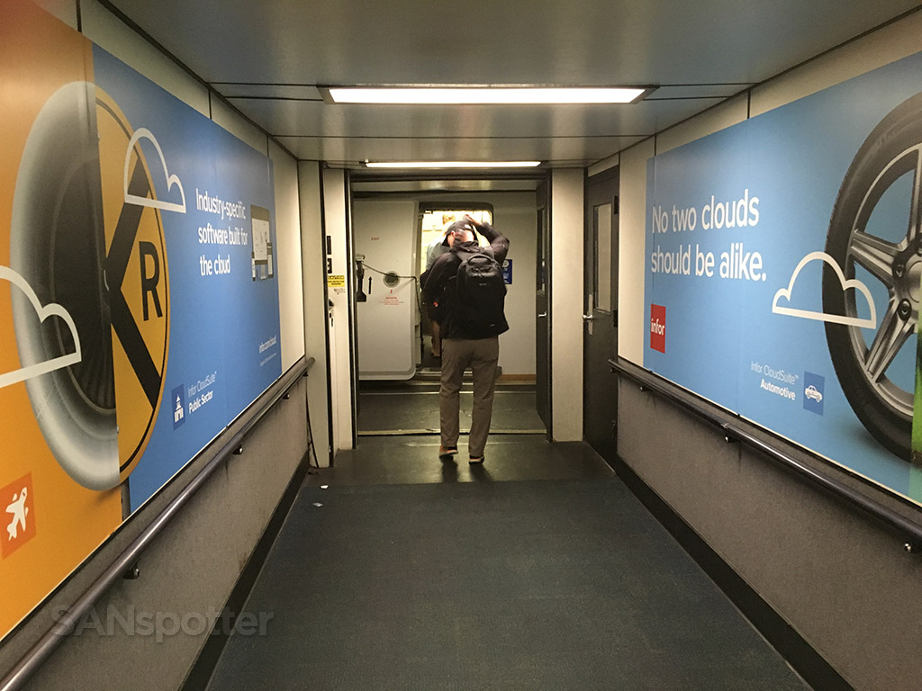 san francisco airport jet bridge