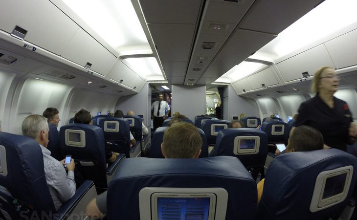File:Cabin shot of US Airways Boeing 767-200; N252AU, October 13, 2011  (6301815528).jpg - Wikimedia Commons