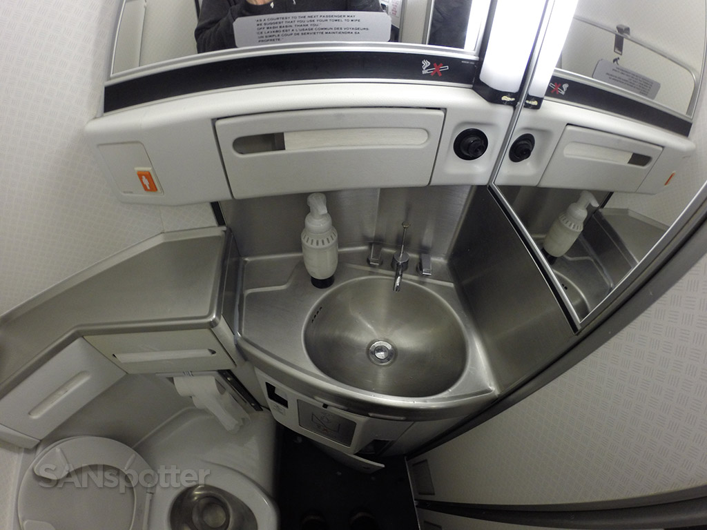 American Airlines MD-83 lavatory