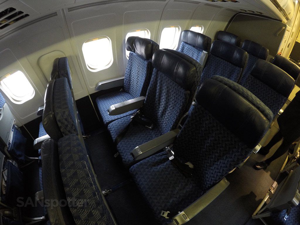 American Airlines MD-83 economy class seats