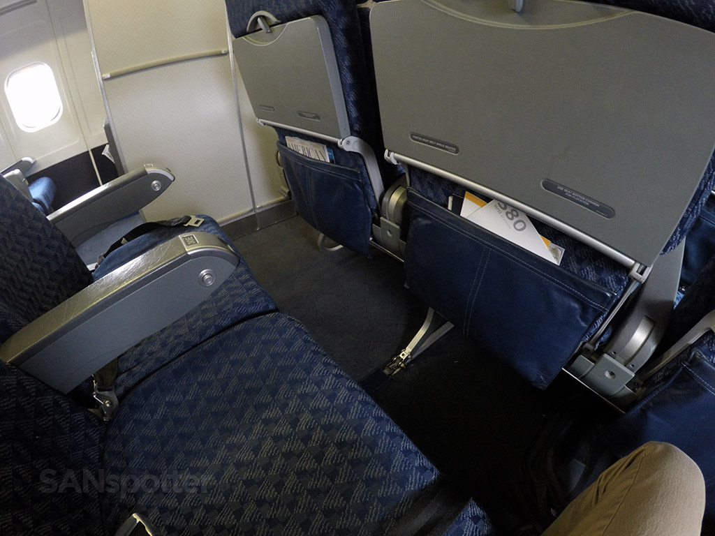 American Airlines MD-83 seat pitch