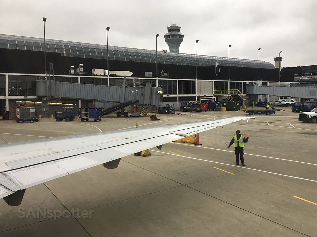 american airlines md-83 wing