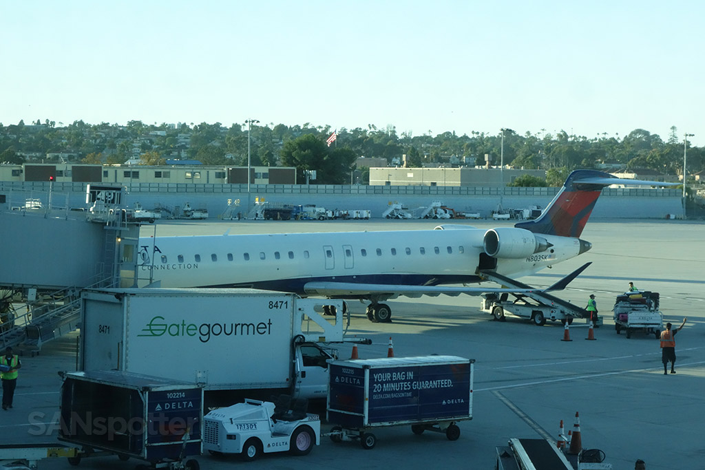 Delta Connection CRJ-900 N803SK