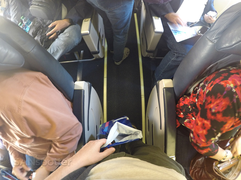 Delta connection CRJ-900 aisle