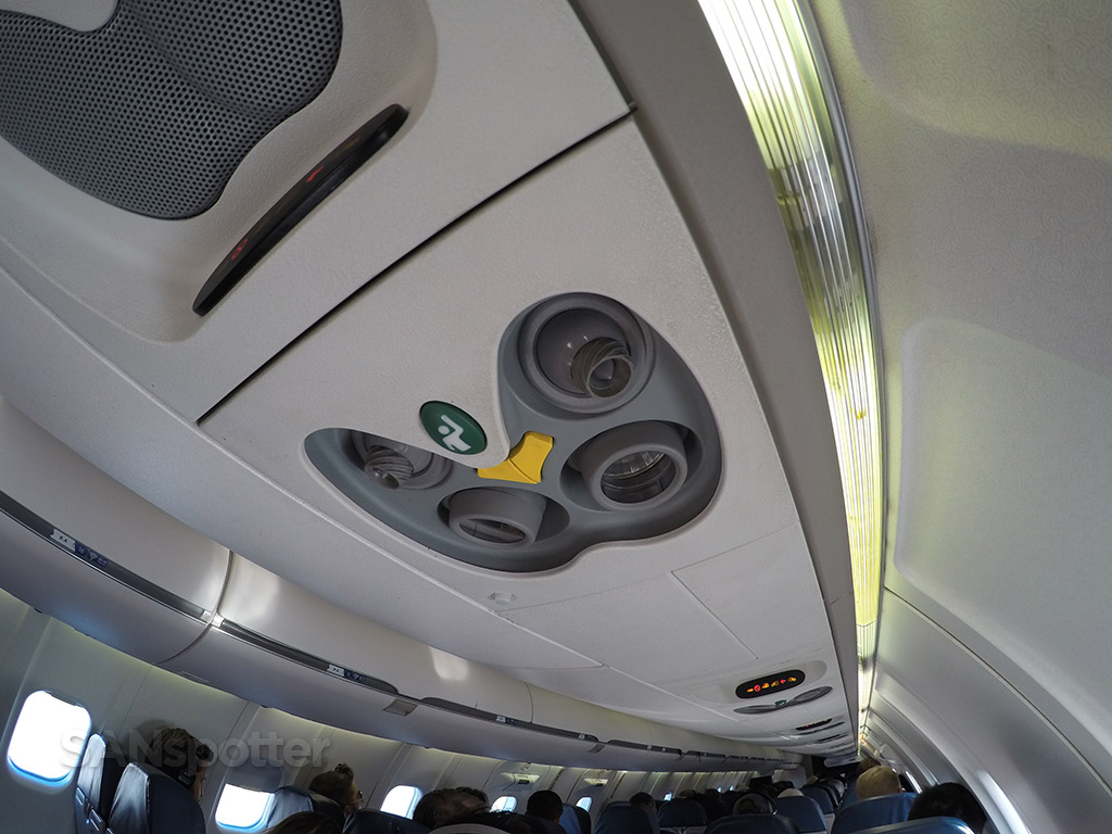 Delta Connection CRJ-900 ceiling