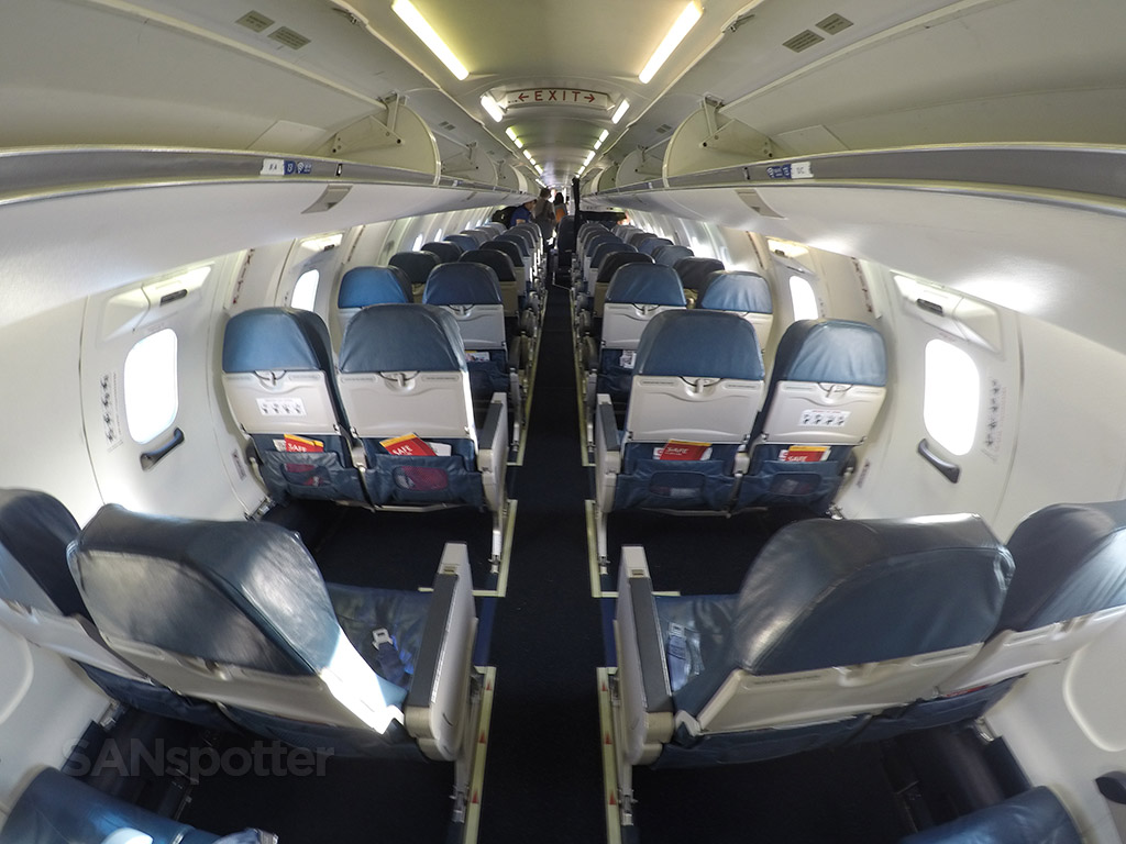 Delta Connection CRJ-900 economy class cabin
