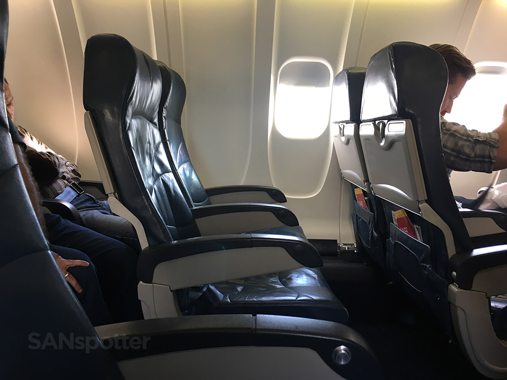 Delta Connection CRJ-900 row 16