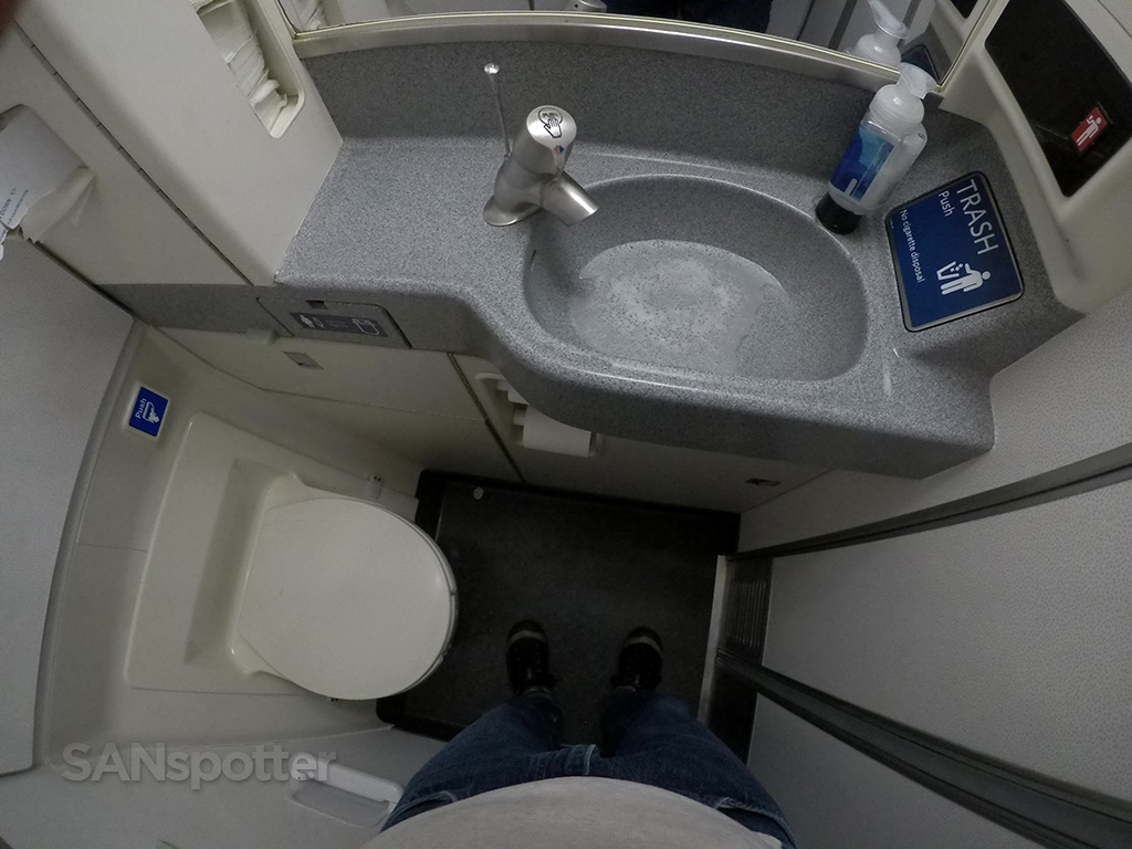 mid cabin toilet delta air lines 757-300