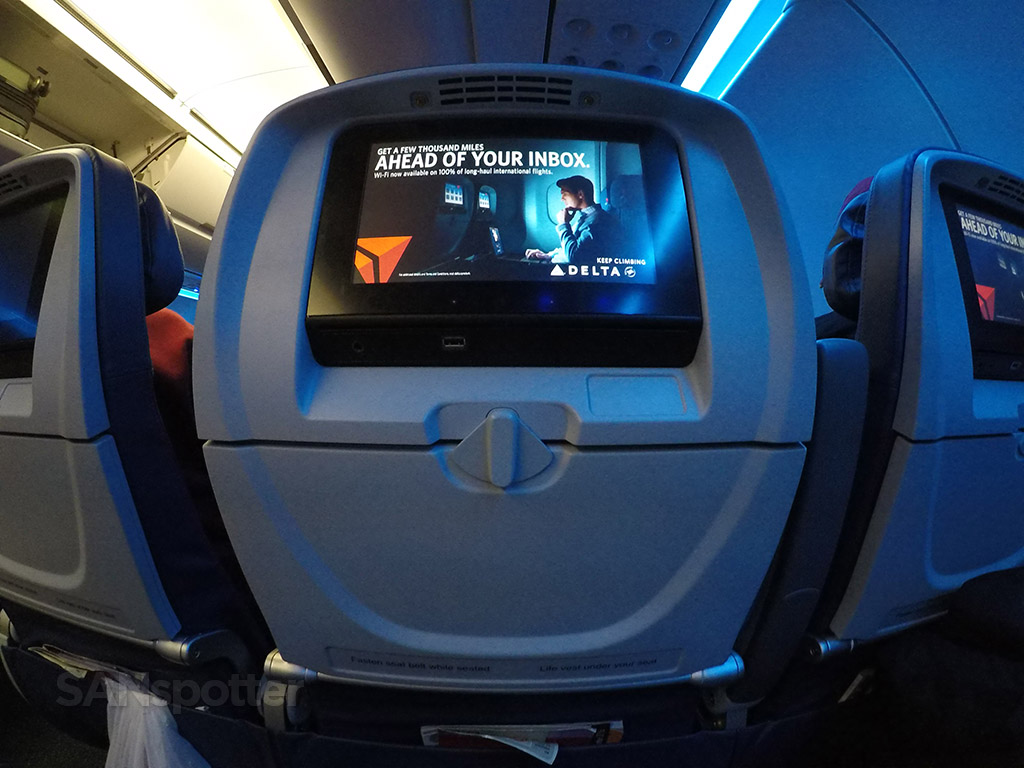 delta middle seat economy class