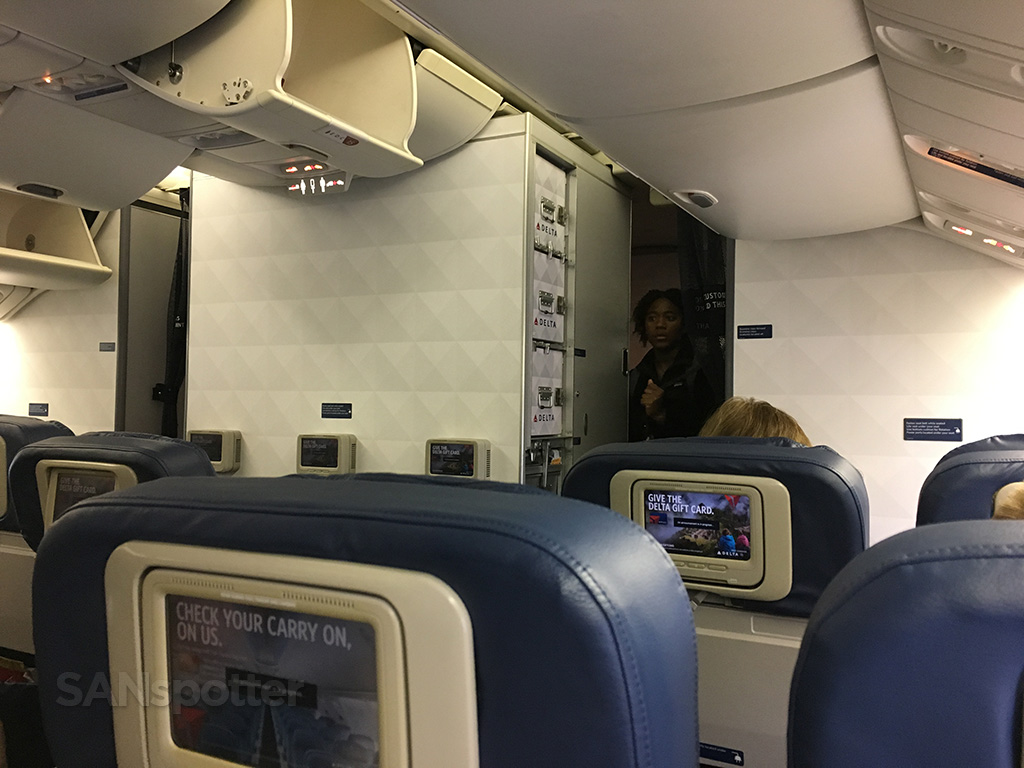 delta 767-400 main cabin