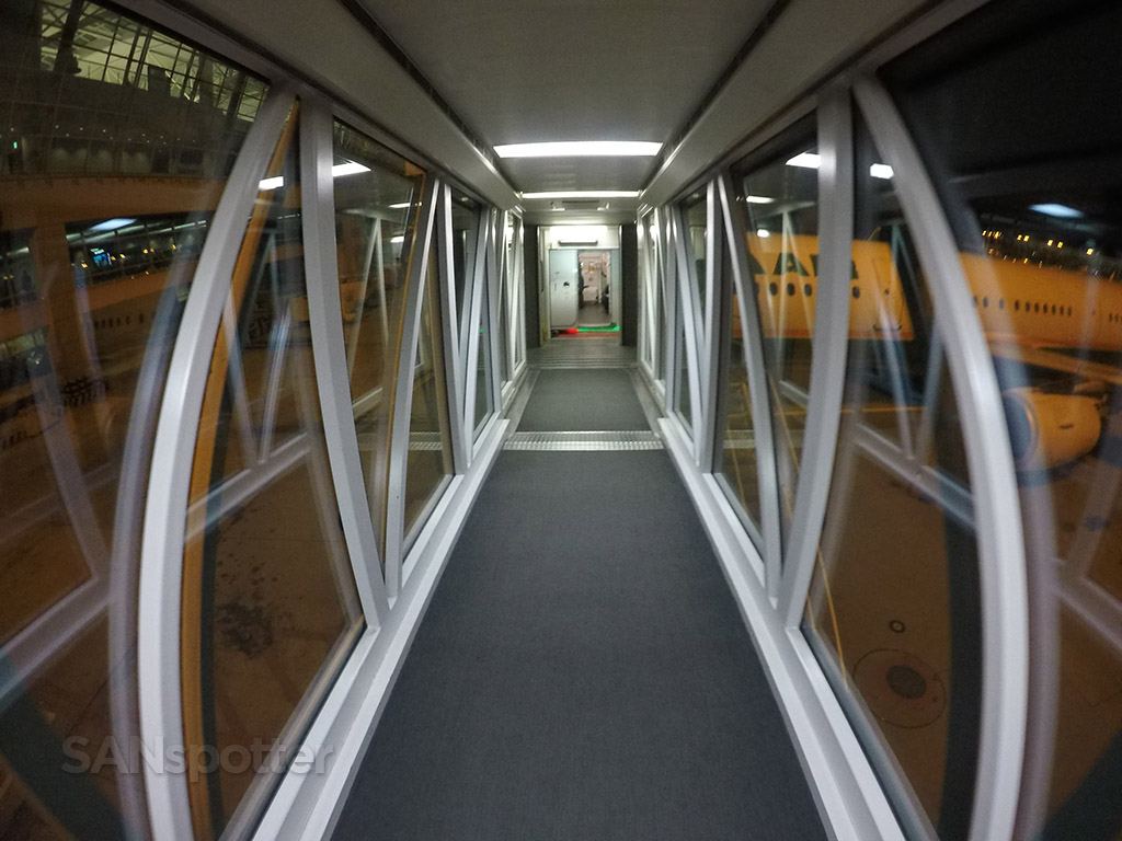 glass jet bridge ICN