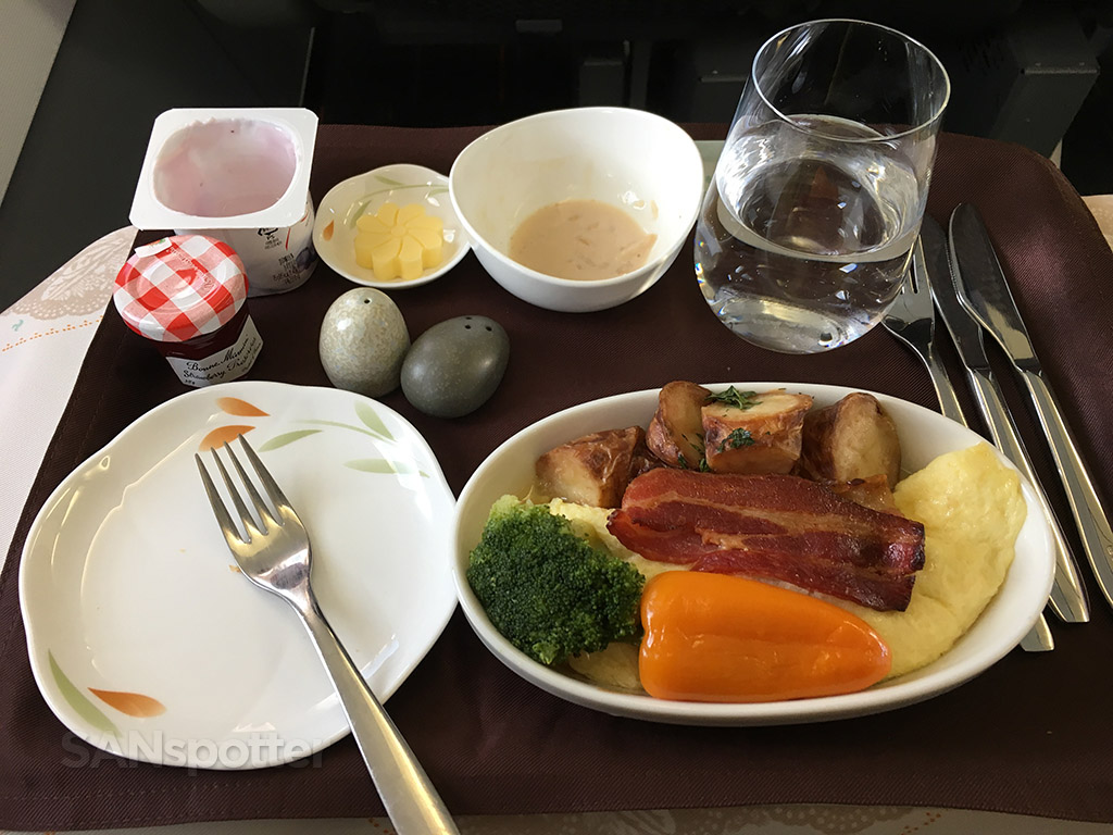 Eva Air regional business class breakfast
