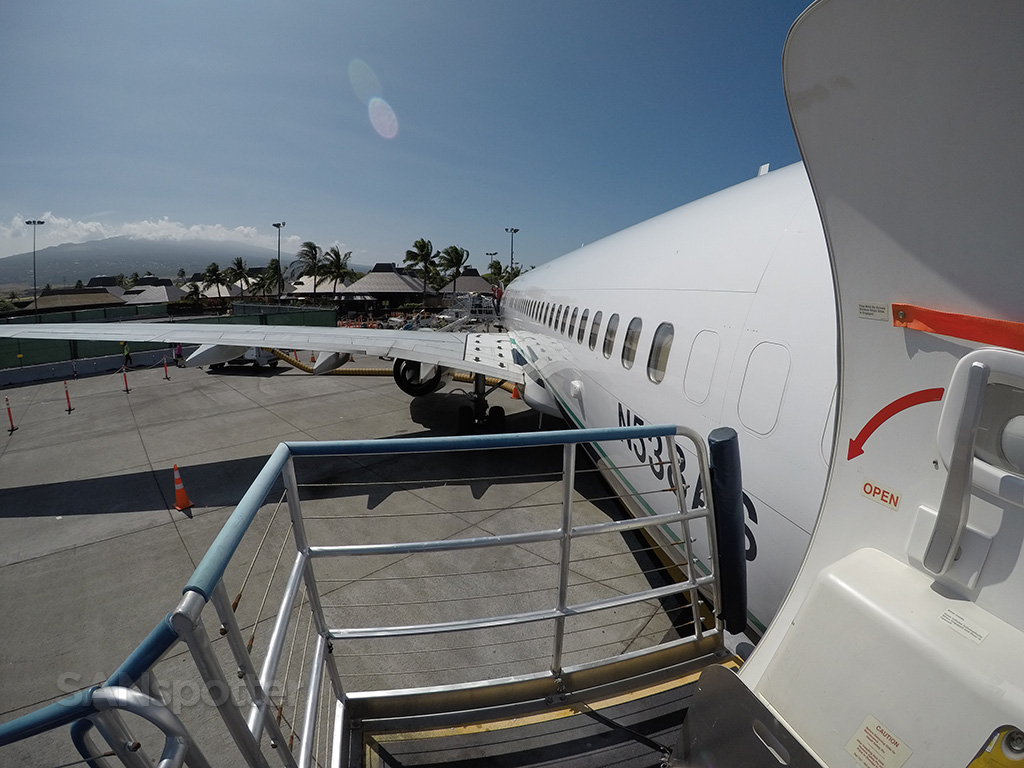 Alaska Airlines 737-800 kona hawaii
