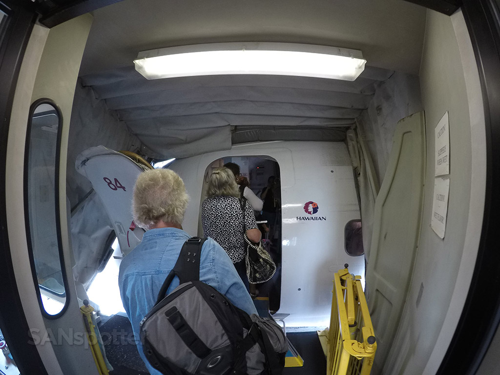 Hawaiian Airlines 717 boarding door
