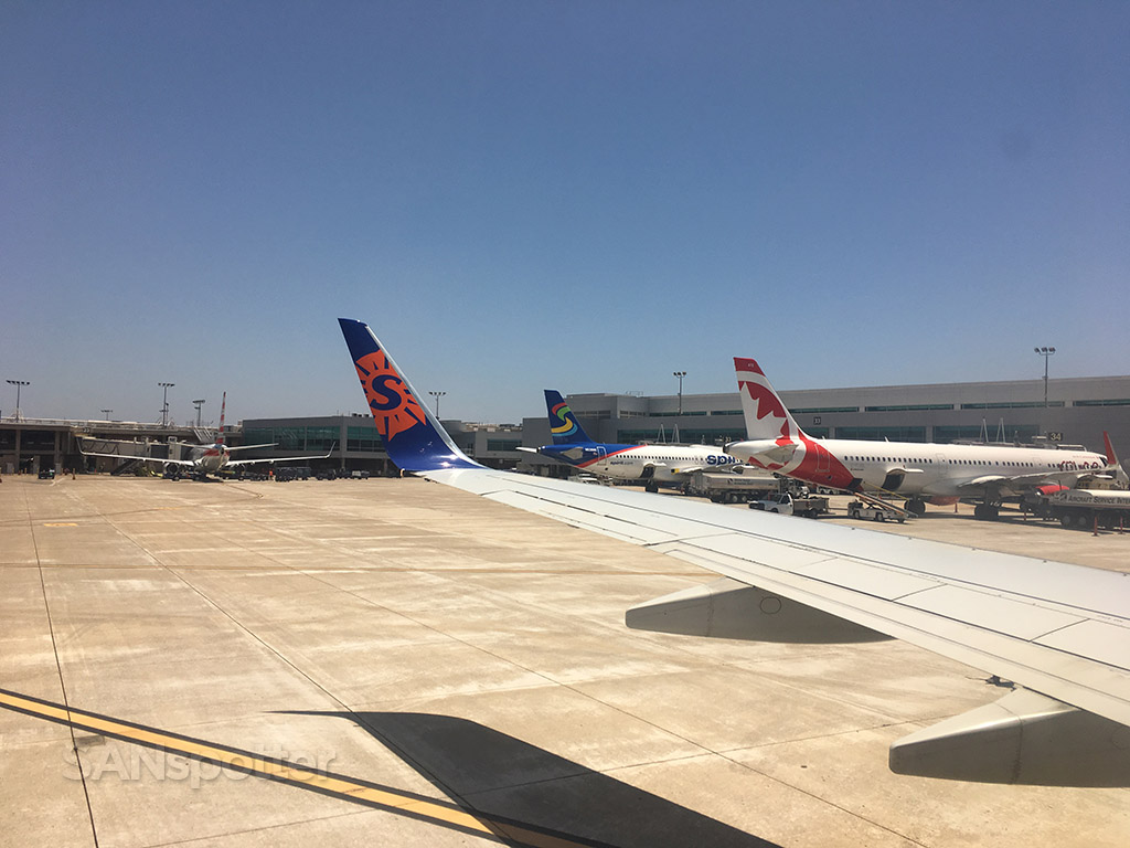 Sun country pushback San Diego airport 