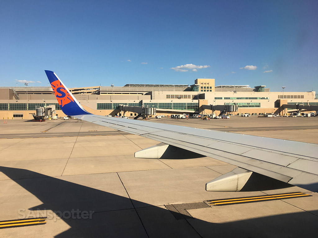  Sun country airlines MSP airport 