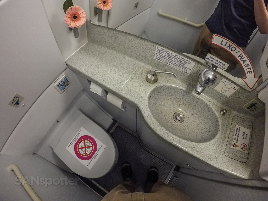 tap portugal a330 business class lavatory