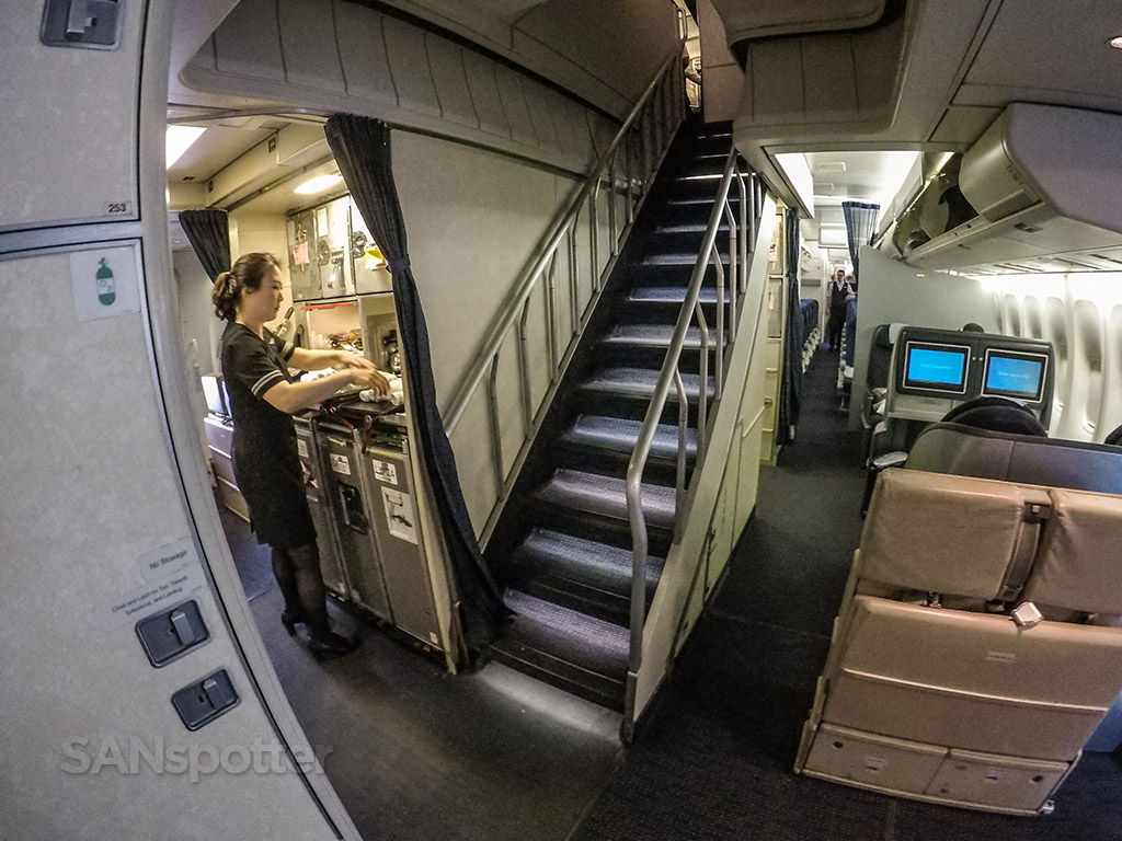 Birdstrike! United Airlines 747–400 upper deck business class San