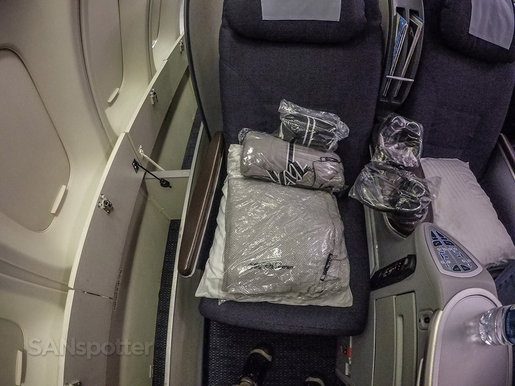 United Polaris business class blankets and pillows