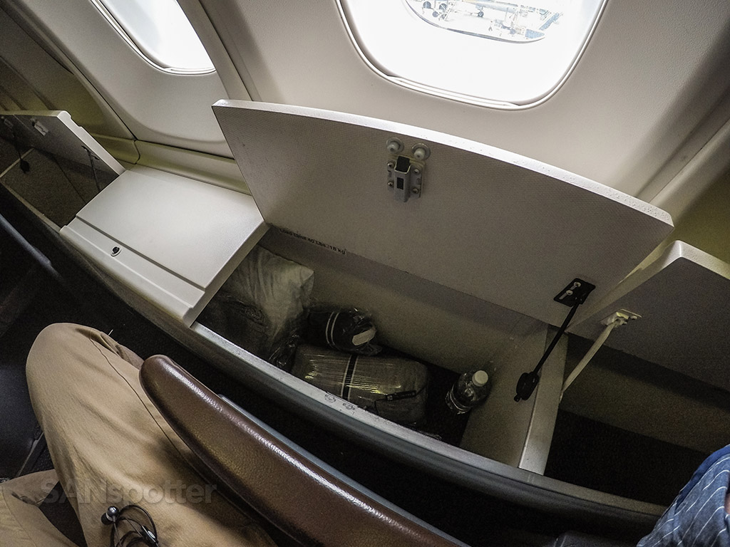 United Airlines 747–400 business class seat storage