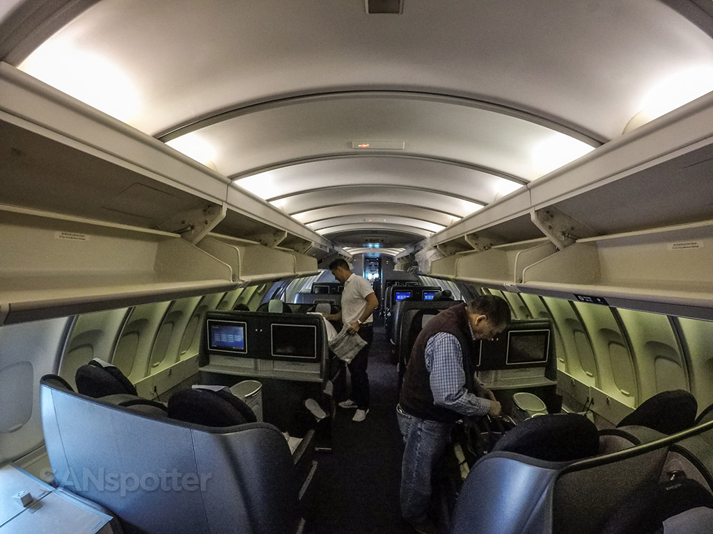 United Airlines 747–400 upper deck pic