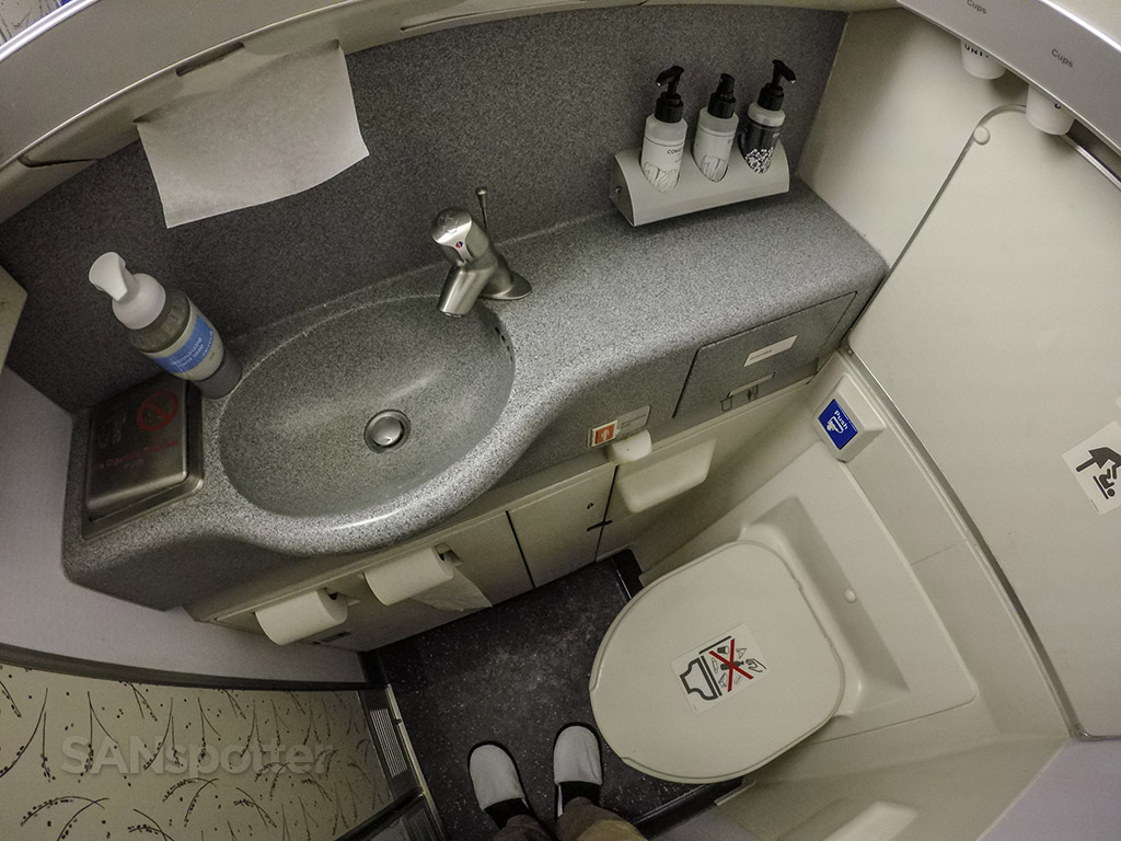 United airlines 747–400 upper deck lavatory