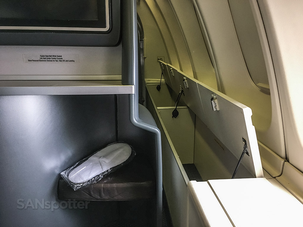 United Airlines 747–400 upper deck storage bins
