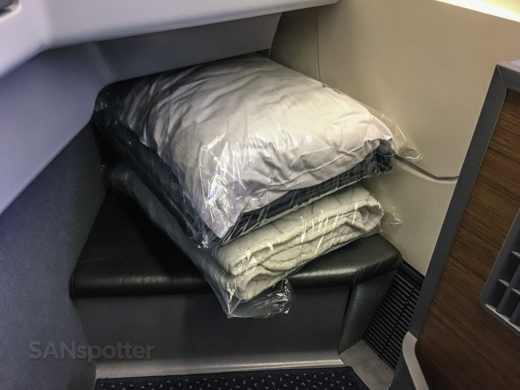 American Airlines blanket and duvet business class 777–300