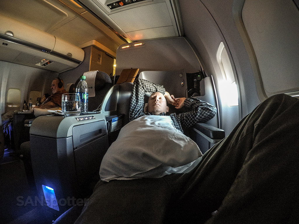 SANspotter selfie United airlines 757–200 lie flat business class seat