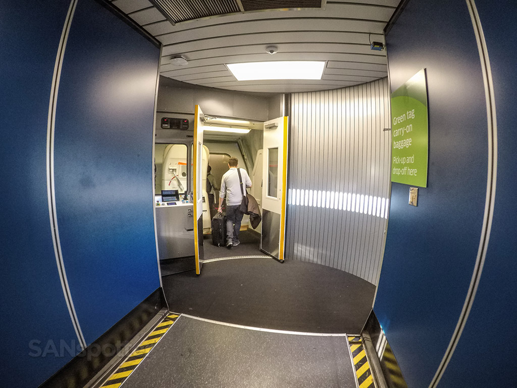 Boarding United Airlines 757-200