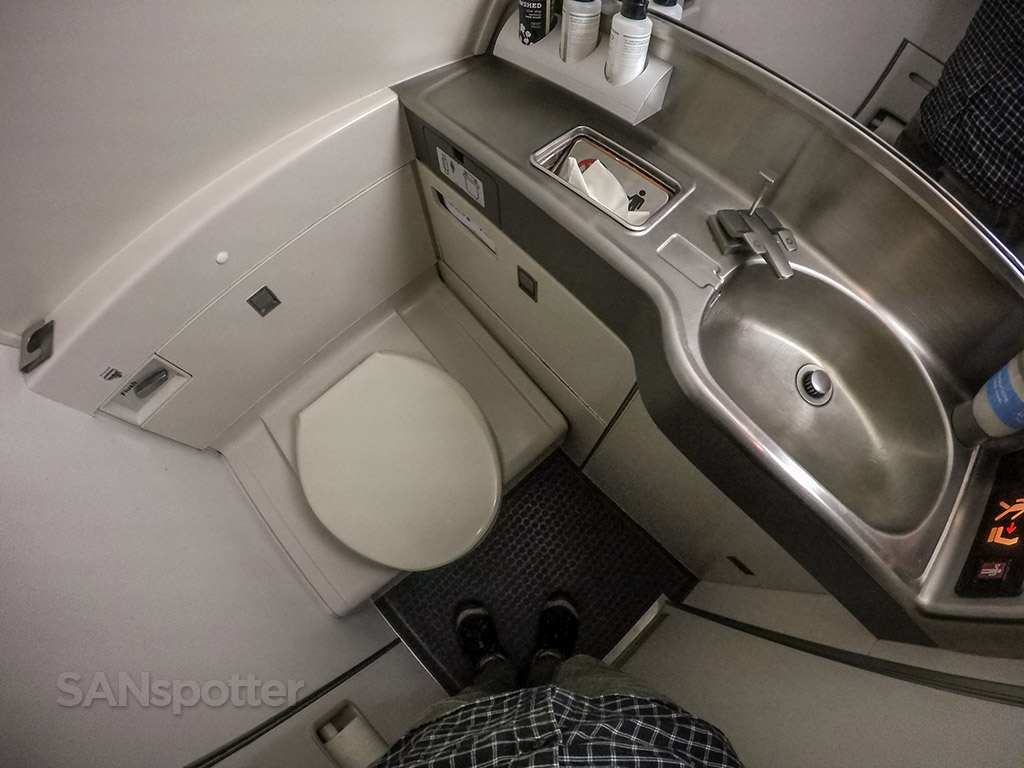  United Airlines 757–200 lavatory 