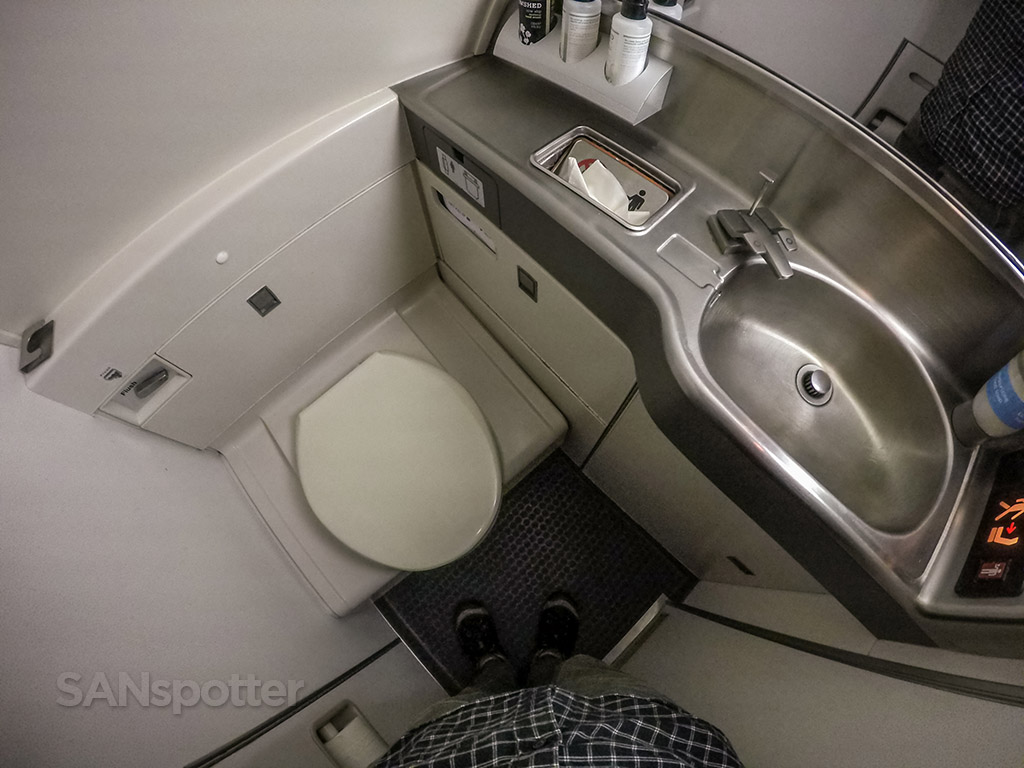 United Airlines 757–200 lavatory
